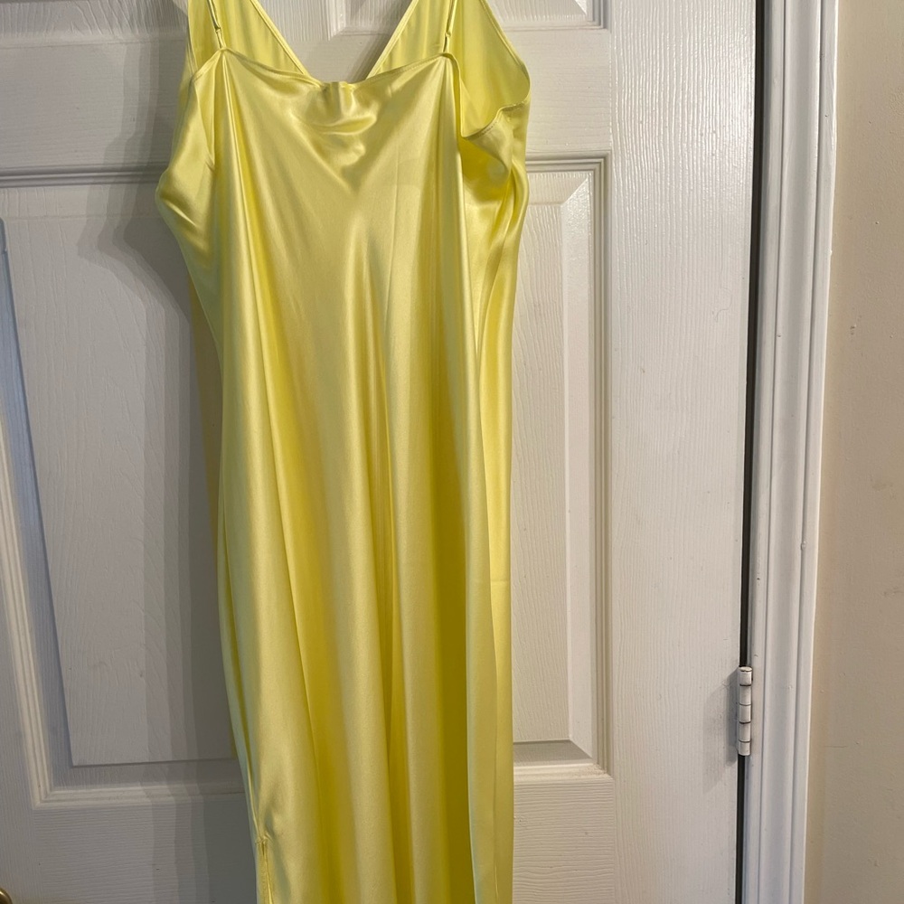 Wow look at this 100% silk maxi 100% Banana Republic dress. What a great buy!!